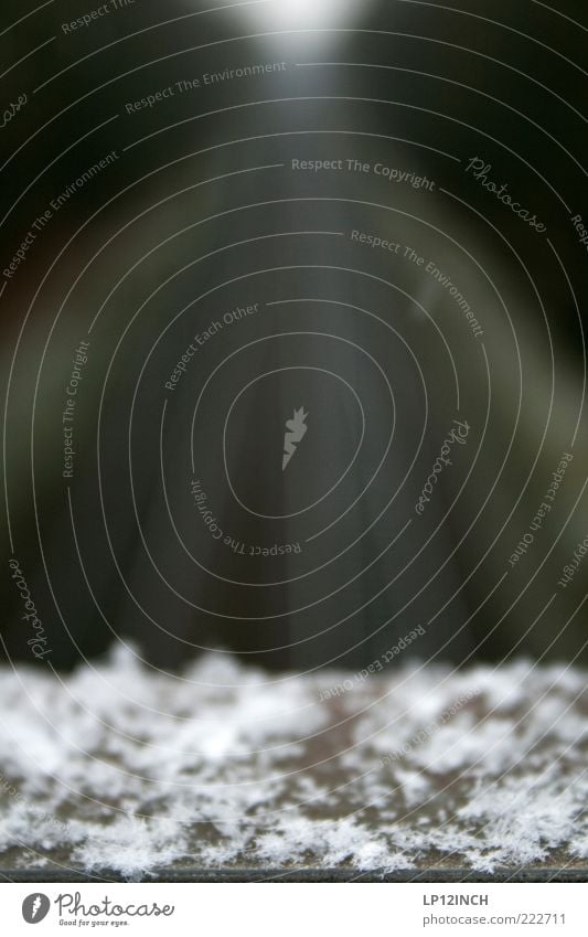 Eiskristalle Natur Winter Klima Schnee Schienenverkehr Gefühle Heimweh Fernweh Einsamkeit kalt Schneeflocke Gleise Vogelperspektive Unschärfe Farbfoto