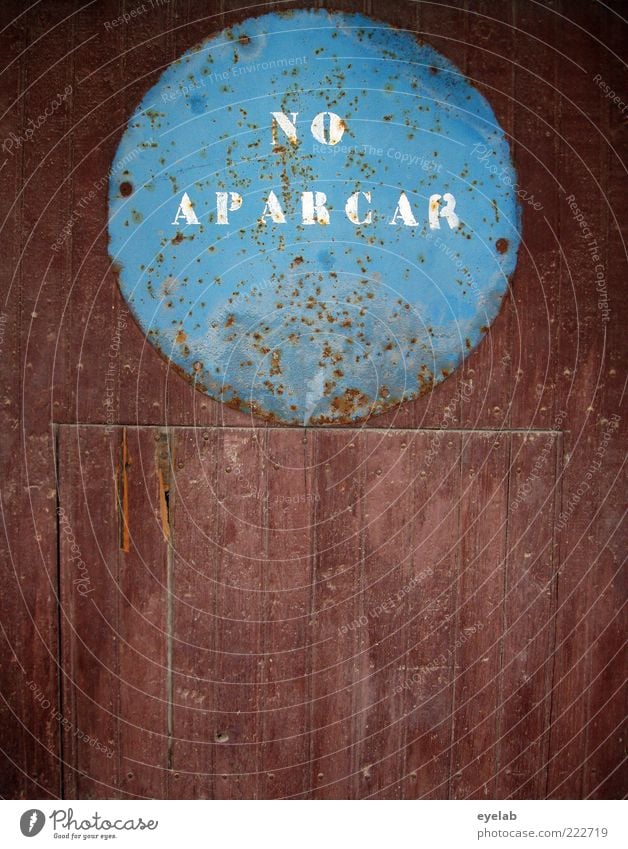 Habla español ?! Mauer Wand Verkehr Holz Metall Zeichen Schriftzeichen Schilder & Markierungen Verkehrszeichen alt kaputt retro trashig blau braun Verbote