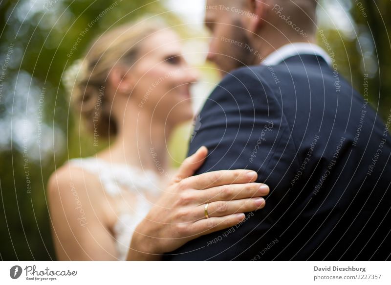 An deiner Seite Hochzeit maskulin feminin Paar Partner Körper Kopf Hand 2 Mensch Natur Wald Kleid Anzug Glück Vertrauen Sicherheit Geborgenheit Zusammensein