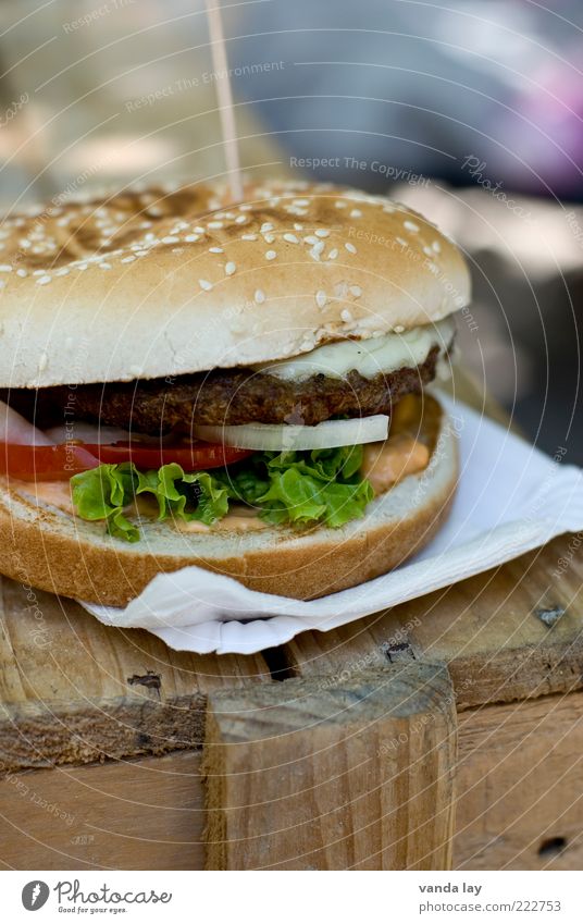 Supersize me Lebensmittel Fleisch Käse Teigwaren Backwaren Brötchen Ernährung Fastfood Hamburger Übergewicht dick Fett Salat Tomate Zwiebel Holz Cheeseburger