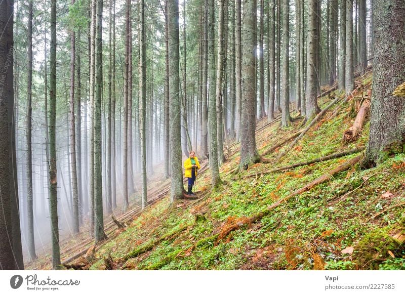 Hübsche Frau im Wald Lifestyle Wellness Freizeit & Hobby Ferien & Urlaub & Reisen Tourismus Ausflug Abenteuer Freiheit Sommer Berge u. Gebirge wandern