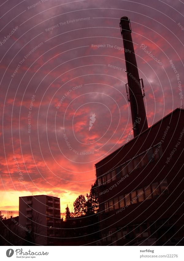 Heizwerk Fabrik Sonnenuntergang Wolken Dämmerung Abend Architektur Lagerhalle Schornstein Abenddämmerung Himmel Außenaufnahme Menschenleer leuchtende Farben