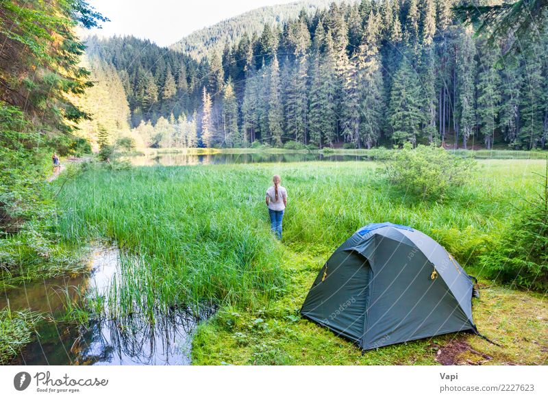 Junge Frau nahe grünem Zelt und Waldsee Lifestyle Freude schön Gesundheit Gesundheitswesen Wellness Leben Erholung Freizeit & Hobby Ferien & Urlaub & Reisen