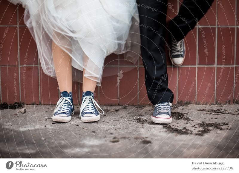 Vor dem JA-Wort Hochzeit maskulin feminin Frau Erwachsene Mann Paar Partner 2 Mensch Hose Kleid Schuhe Turnschuh Glück Vertrauen Geborgenheit Einigkeit