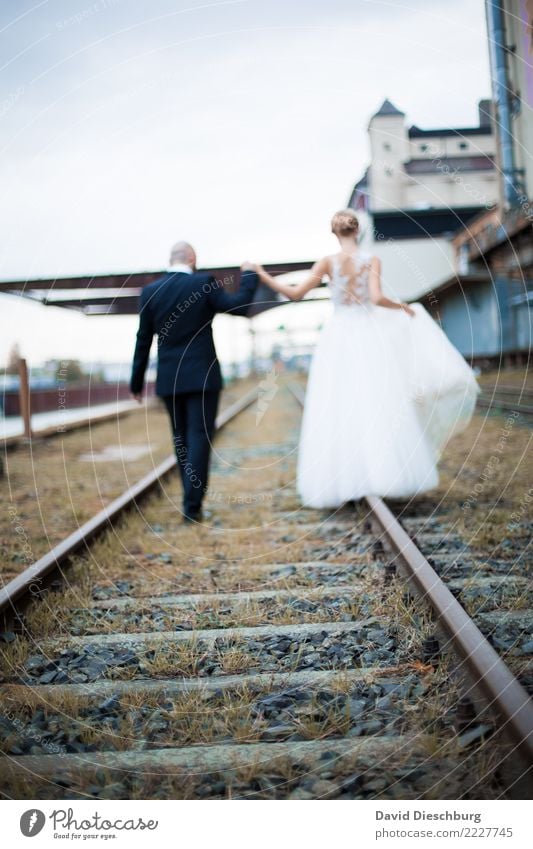 Together Hochzeit maskulin feminin Frau Erwachsene Mann Paar Partner 2 Mensch Schienenverkehr Bahnfahren Gleise Glück Vertrauen Sicherheit Geborgenheit