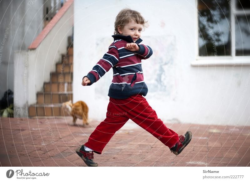 137 [das ist nicht schwer] Leben Spielen Kind Kleinkind Junge Kindheit Mensch 3-8 Jahre Tanzen Bewegung fangen laufen rennen authentisch frei Fröhlichkeit Glück