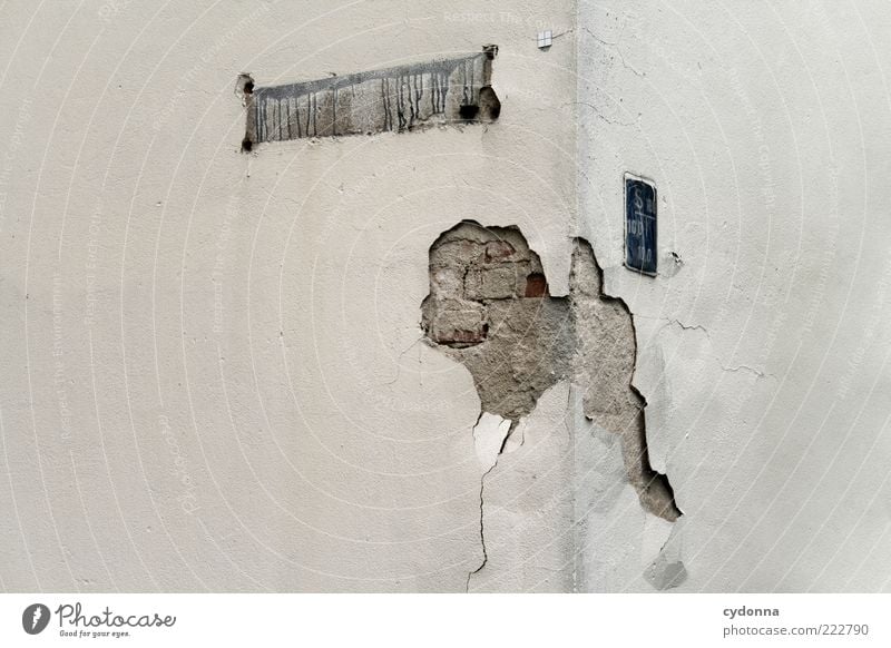 Unbekannt verzogen Haus Mauer Wand Fassade Schilder & Markierungen einzigartig Misserfolg skurril Verfall Vergänglichkeit Straßennamenschild fehlen anonym