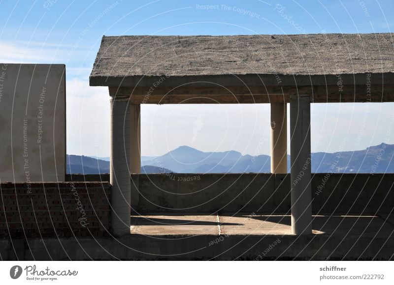 Zimmer mit Ausblick I Landschaft Himmel Berge u. Gebirge Menschenleer Haus Ruine Bauwerk Gebäude Mauer Wand Fassade außergewöhnlich Einsamkeit Säule Dach