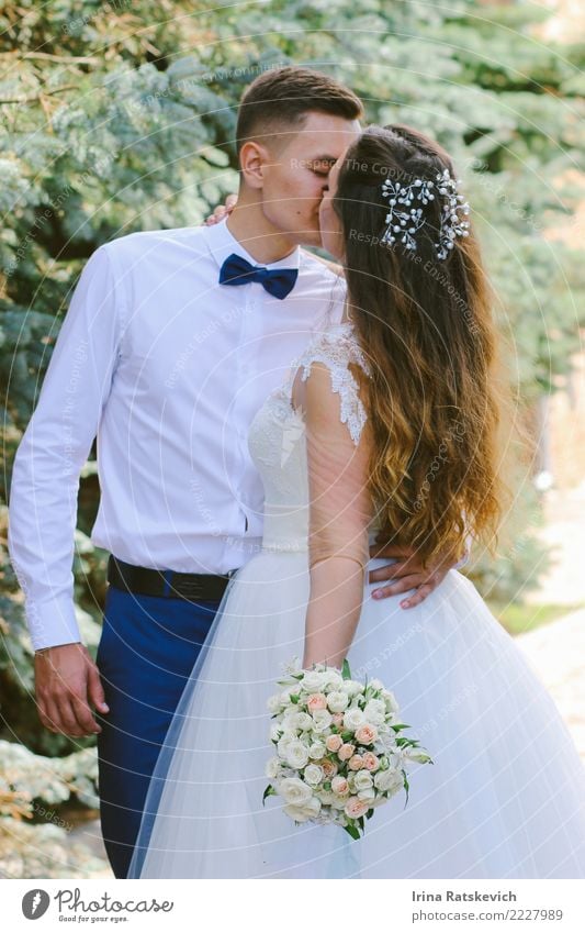 Braut und Bräutigam Hochzeit Paar Partner 2 Mensch 18-30 Jahre Jugendliche Erwachsene Blume Kleid Anzug Accessoire Schmuck Fliege Haare & Frisuren Fröhlichkeit