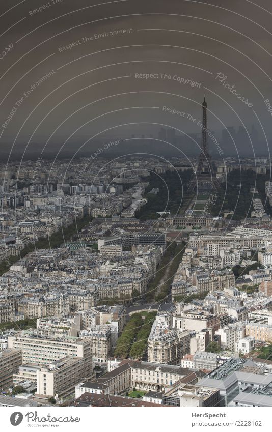 Eifelturm im Gewitter Gewitterwolken Sommer Schönes Wetter schlechtes Wetter Unwetter Paris Frankreich Hauptstadt Stadtzentrum Skyline Haus Architektur