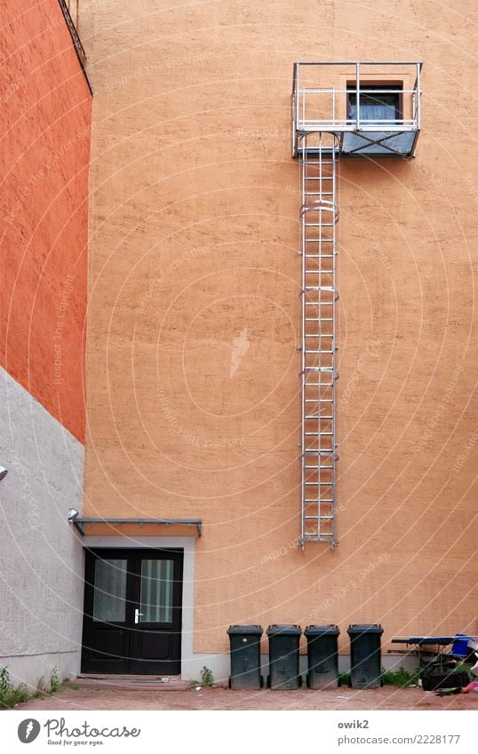 Müllschacht Deutschland Kleinstadt Haus Mauer Wand Fassade Feuerleiter Hinterhof Müllbehälter Hintertür Metall Kunststoff hängen stehen warten hoch oben trist