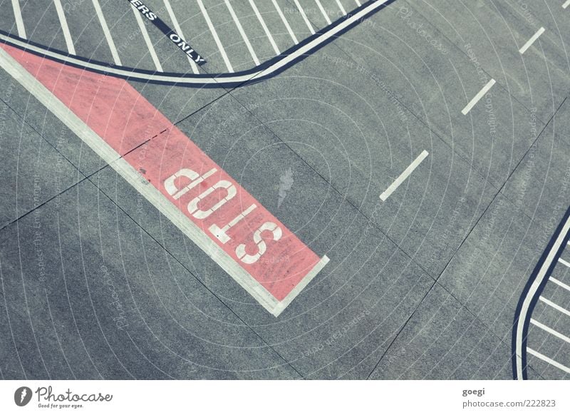 Richtlinien Verkehr Verkehrswege Verkehrszeichen Verkehrsschild Flughafen Flugplatz Beton Schriftzeichen Schilder & Markierungen grau rot weiß Ende Sperrfläche