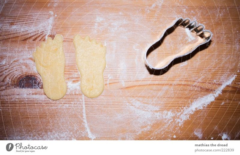 PATSCHE FÜßE Lebensmittel Teigwaren Backwaren Süßwaren Ernährung klein Plätzchen stechen Weihnachtsgebäck Mehl Strukturen & Formen Fuß niedlich Holzplatte