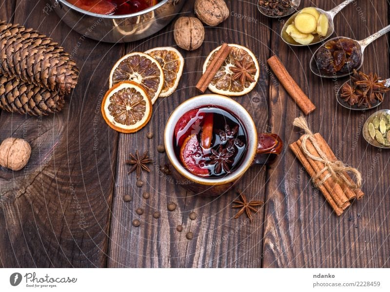 Glühwein in einer braunen Tasse Frucht Kräuter & Gewürze Getränk Alkohol Löffel Dekoration & Verzierung Tisch Feste & Feiern Weihnachten & Advent Papier Holz