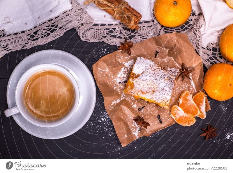 schwarzer Kaffee in einer weißen runden Tasse Frucht Dessert Ernährung Frühstück Kaffeetrinken Vegetarische Ernährung Getränk Becher Tisch Holz frisch lecker