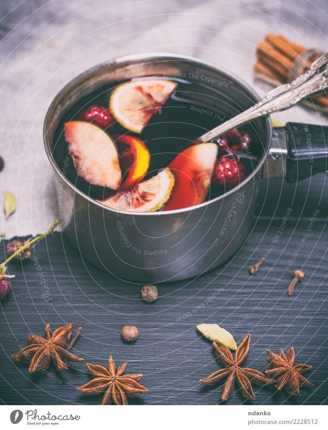 Glühwein in einer Aluminiumschöpfkelle Apfel Kräuter & Gewürze Getränk Alkohol Schalen & Schüsseln Löffel Winter Dekoration & Verzierung Tisch Feste & Feiern