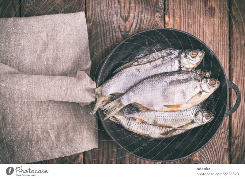 Fisch-Ram in einer runden schwarzen Pfanne Meeresfrüchte Menschengruppe Tier Holz natürlich oben braun Rotauge Vorbereitung Snack Feinschmecker salzig