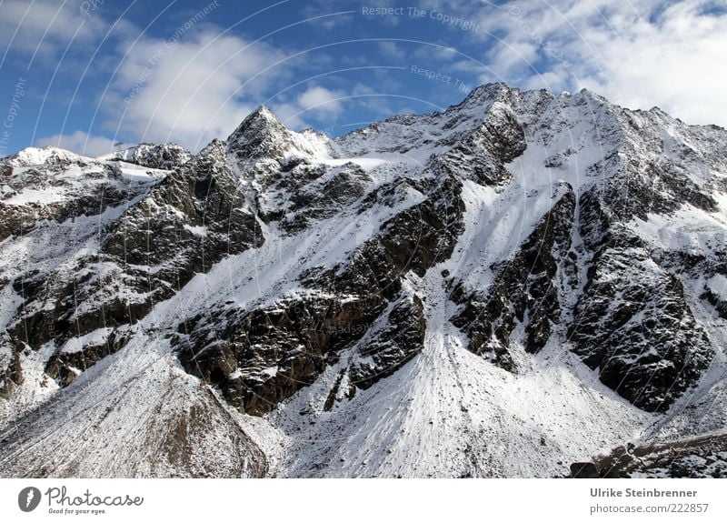 Verschneite Berggipfel am Rettenbachgletscher Landschaft Himmel Wolken Sonnenlicht Herbst Schönes Wetter Eis Frost Schnee Felsen Alpen Berge u. Gebirge