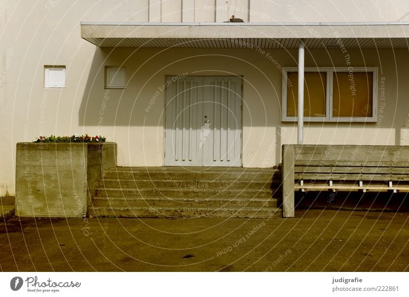 Island Seyðisfjörður Menschenleer Haus Bauwerk Gebäude Architektur Mauer Wand Treppe Tür Dach Bank Sauberkeit Ordnung Farbfoto Gedeckte Farben Außenaufnahme Tag