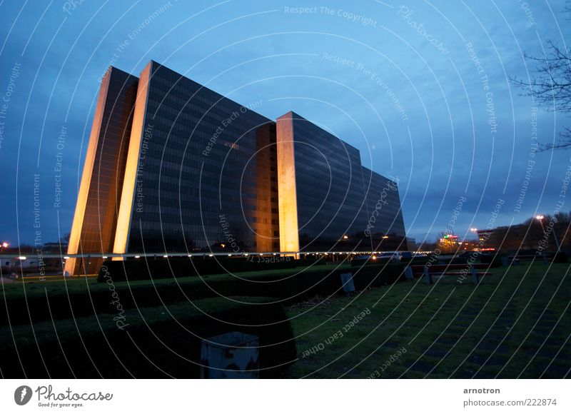 Schwarz wie Ebenholz City Nord Deutschland Europa Stadt Hochhaus Architektur Bürogebäude bedrohlich eckig groß hoch blau gold Farbfoto Außenaufnahme