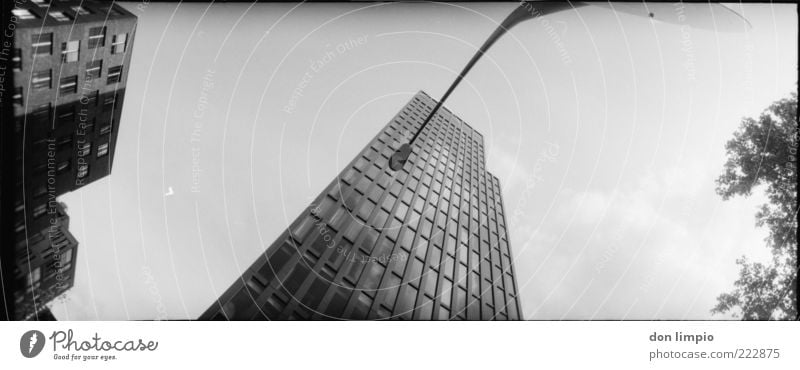 neue gesichter Hamburg Hafenstadt Skyline Hochhaus Gebäude Architektur eckig gigantisch groß modern oben schwarz weiß Zukunft analog Schwarzweißfoto