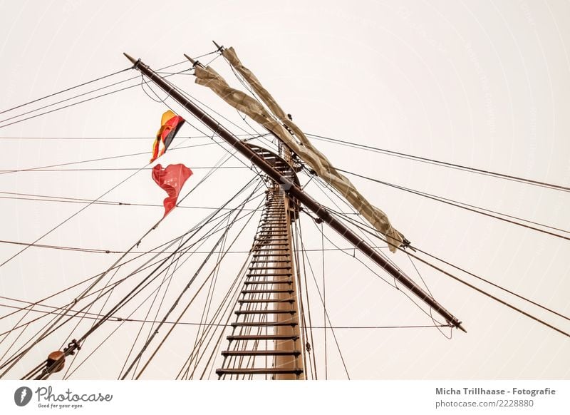 Segelmast mit Segeln und Flaggen Ferien & Urlaub & Reisen Himmel Wolkenloser Himmel Sonne Sonnenlicht Meer Verkehr Schifffahrt Binnenschifffahrt Kreuzfahrt