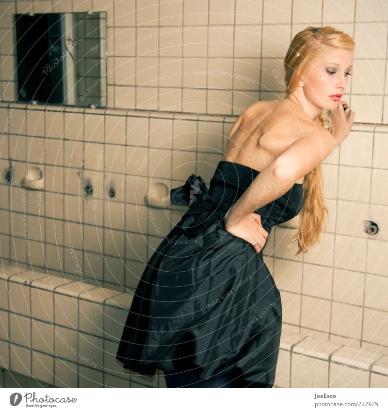 #222925 Stil Nachtleben ausgehen Feste & Feiern Frau Erwachsene Leben Rücken 1 Mensch Mode Kleid blond langhaarig Coolness trendy einzigartig natürlich schön