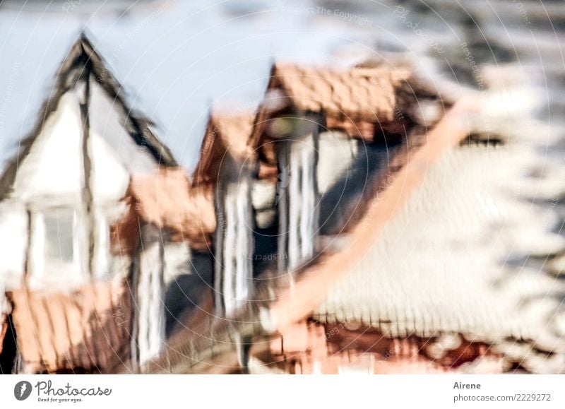 verschwommene Erinnerung Wasser Kleinstadt Altstadt Haus Marktplatz Fachwerkhaus Fachwerkfassade Altbau Dach Dachgiebel Straße Kopfsteinpflaster Häuserzeile