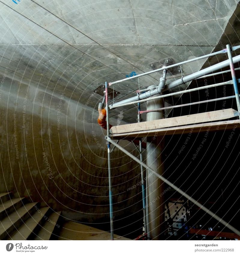 Die Dualität von Raum und Hülle. Haus Renovieren Baustelle Bauwerk Gebäude Architektur Mauer Wand Treppe Beton dunkel kalt grau Rohrleitung Gerüst Wasserrohr