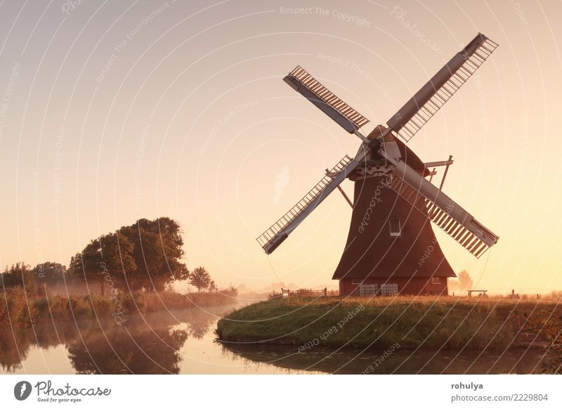 charmante Windmühle am Fluss bei Sonnenaufgang Ferien & Urlaub & Reisen Kultur Natur Landschaft Himmel Sonnenuntergang Sonnenlicht Sommer Schönes Wetter Nebel