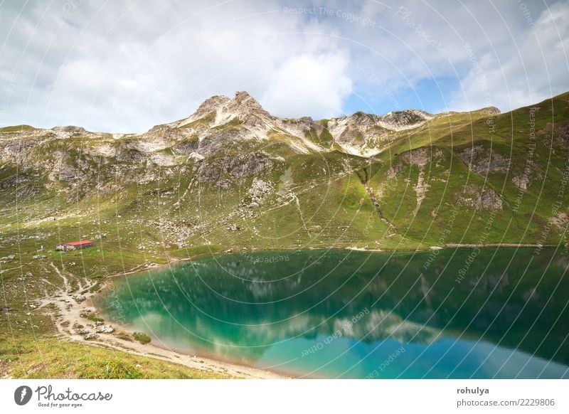 Kabine durch Türkis alpinen See in Bergen Ferien & Urlaub & Reisen Berge u. Gebirge Haus Natur Landschaft Himmel Wolken Sommer Schönes Wetter Alpen Gipfel Hütte