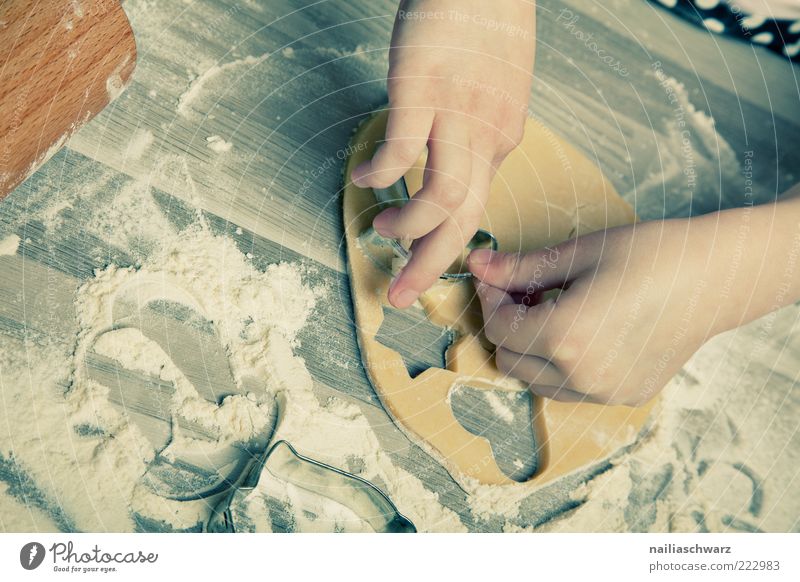 Plätzchenbacken Lebensmittel Teigwaren Backwaren stechen Mensch Kindheit Hand 1 Holz Metall Zeichen herzförmig Stern (Symbol) ästhetisch braun grau Gefühle