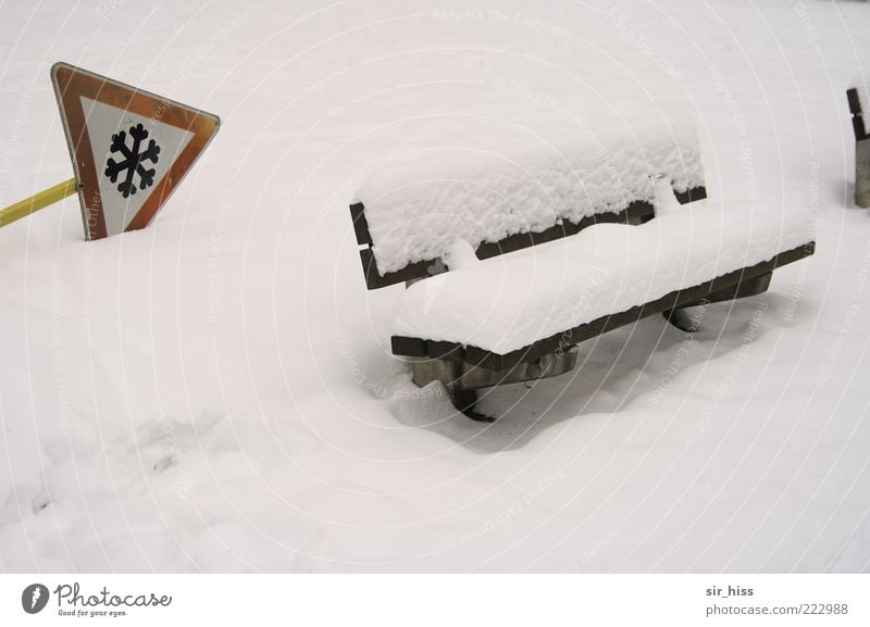 Achtung! Banküberfall. Schnee Schneedecke Warnschild Winter Warnhinweis Parkbank weiß umgefallen Schilder & Markierungen Textfreiraum unten Menschenleer