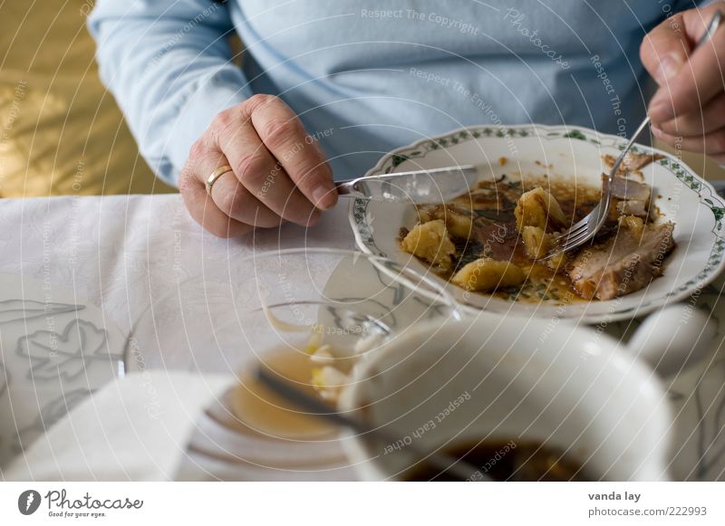 Festagsbraten Lebensmittel Ernährung Essen Mittagessen Abendessen Festessen Schweinebraten Braten Knödel Geschirr Teller Häusliches Leben Wohnung Mensch Mann