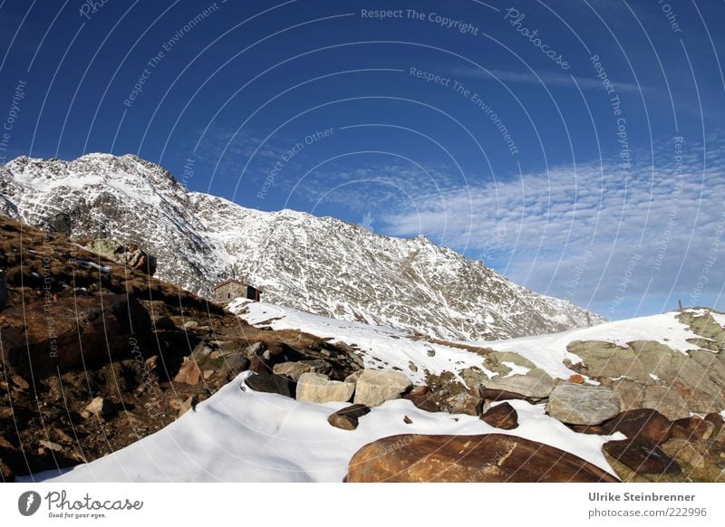 Kleine Berghütte auf dem Timmelsjoch Hütte Gipfel Berge u. Gebirge Alpen Pass Schnee Felsen Herbst Außenaufnahme Österreich Ötztal Sölden Himmel Sonnenlicht