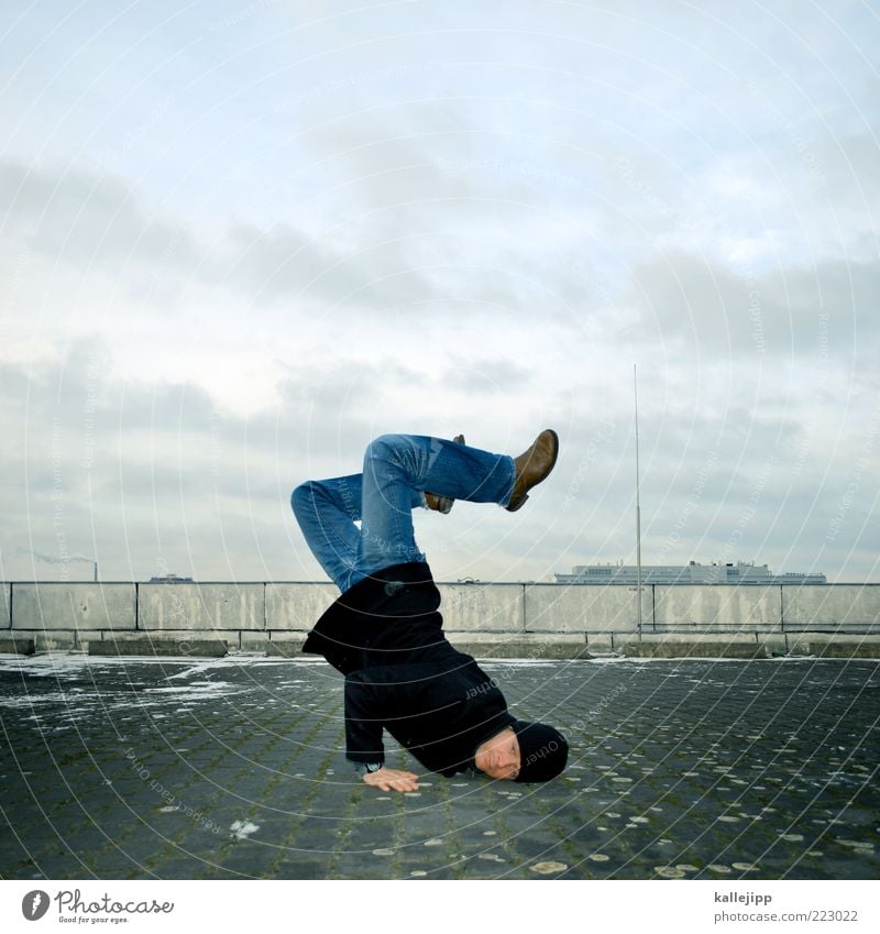 lauschangriff Mensch maskulin Mann Erwachsene Leben 1 30-45 Jahre Tanzen toben Kopfstand üben Handstand hören horchen Breakdancer Farbfoto Gedeckte Farben