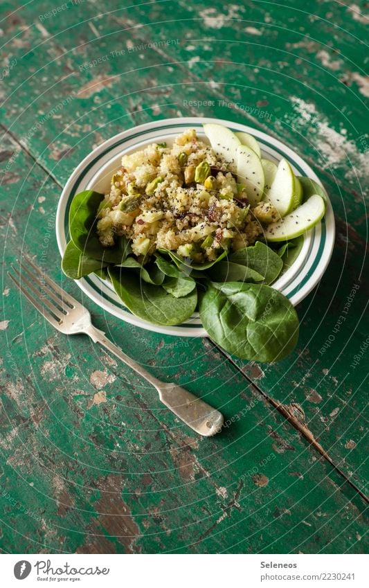 eat your greens Lebensmittel Gemüse Salat Salatbeilage Frucht Apfel Couscous Pistazie Feldsalat Spinat Spinatblatt Rosinen Preiselbeeren Ernährung Essen