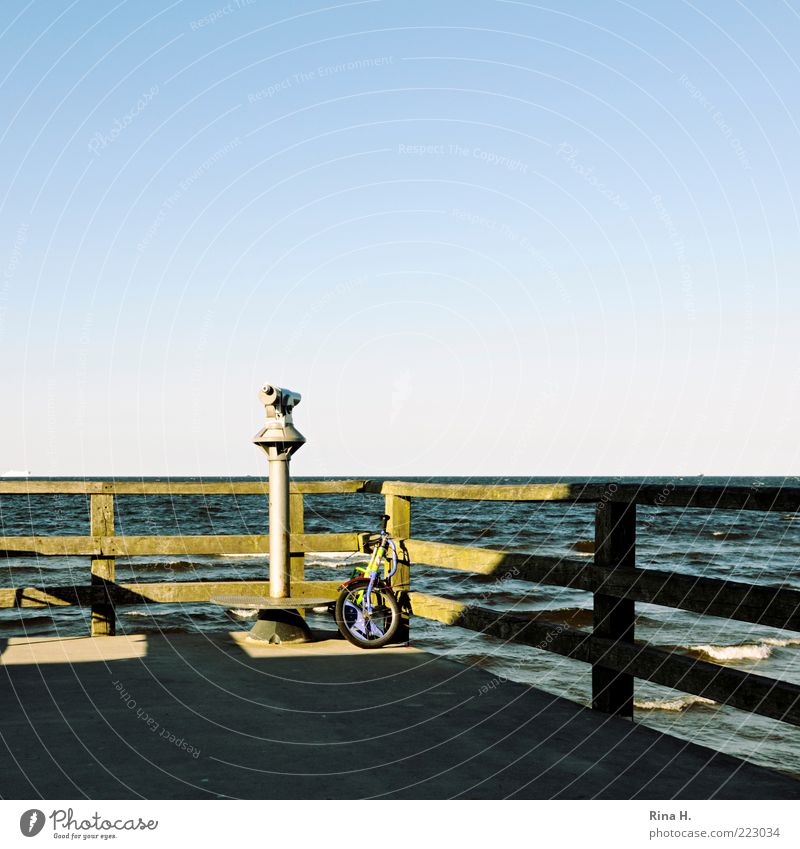 Auf der Suche Umwelt Natur Landschaft Wasser Himmel Sommer Wellen Ostsee Meer blau grün Kinderfahrrad Aussicht Seebrücke Schatten Farbfoto Außenaufnahme