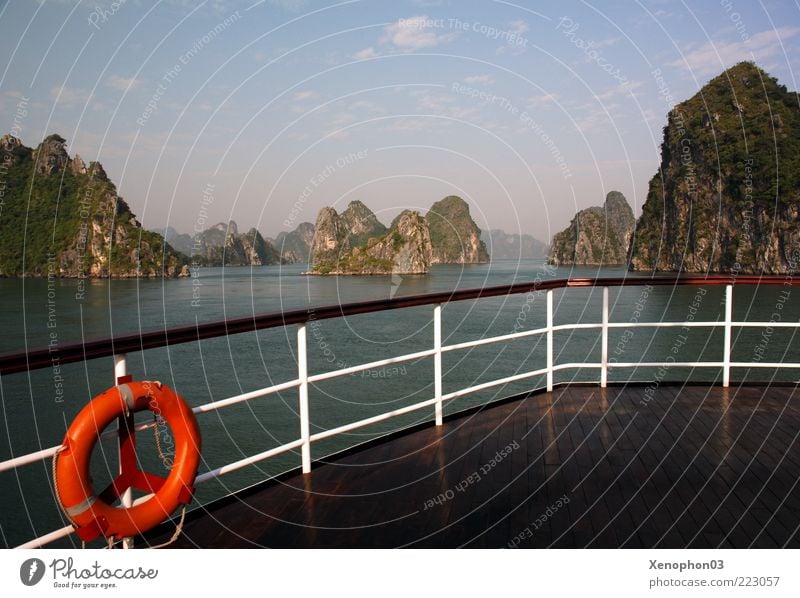 Panorama der Halong-Bucht Ferne Freiheit Kreuzfahrt Meer Insel Wellen Vietnam Asien Landschaft Wasser Himmel Horizont Sommer Schönes Wetter Hügel