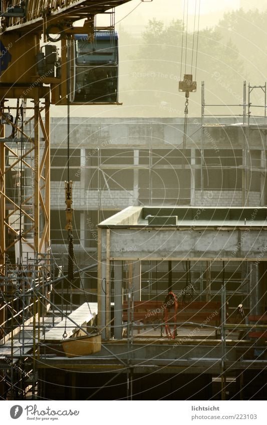 Aufbaustelle Arbeit & Erwerbstätigkeit Handwerker Baustelle Wirtschaft Nebel Stadt Haus Gebäude Fassade Stein Beton Metall neu grau komplex Wachstum Kran