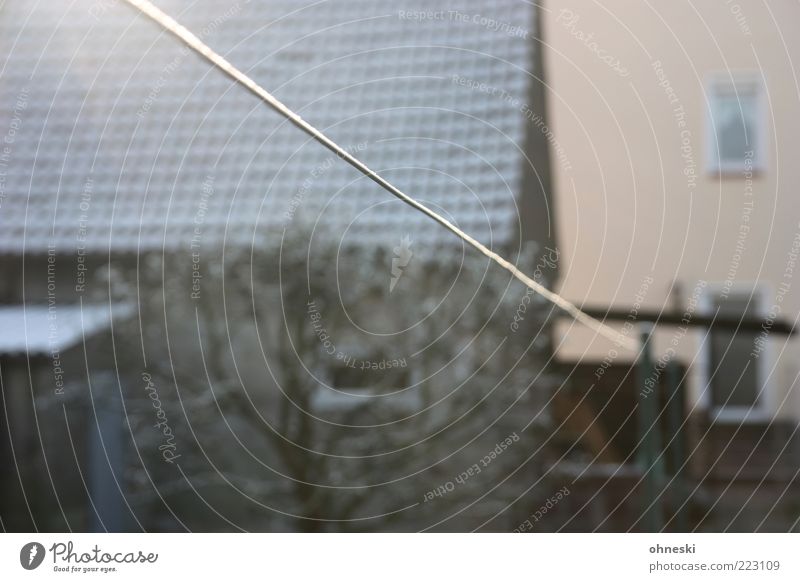 Oberleitung Winter Eis Frost Haus Einfamilienhaus Garten Fenster Tür Dach Wäscheleine kalt Farbfoto Morgen Licht Sonnenlicht Schwache Tiefenschärfe Sträucher