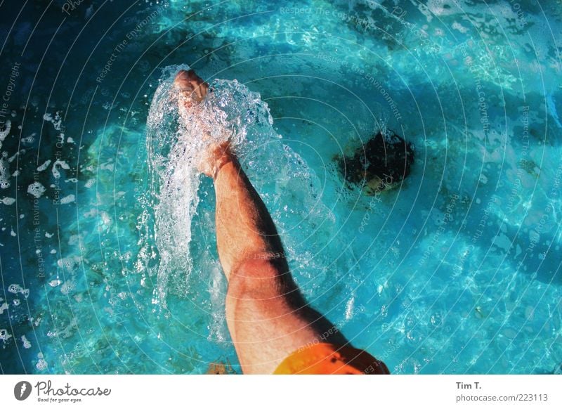 Wasser Schwimmbad Mensch maskulin Leben Beine Fuß 1 Farbfoto Außenaufnahme Tag Blick nach unten Fußbad Schwimmen & Baden kühlen spritzen Fußspitze blau