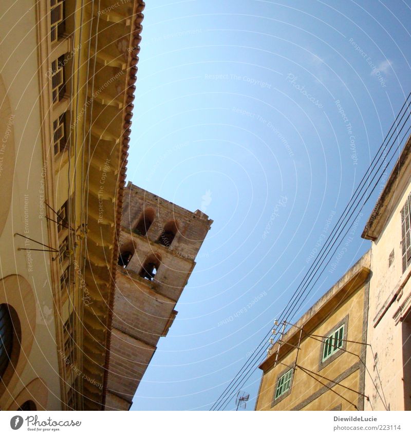 Himmelblau Sommer Schönes Wetter Kleinstadt Stadtzentrum Haus Kirche Mauer Wand Fassade Fenster Dach genießen alt ästhetisch authentisch eckig einzigartig braun