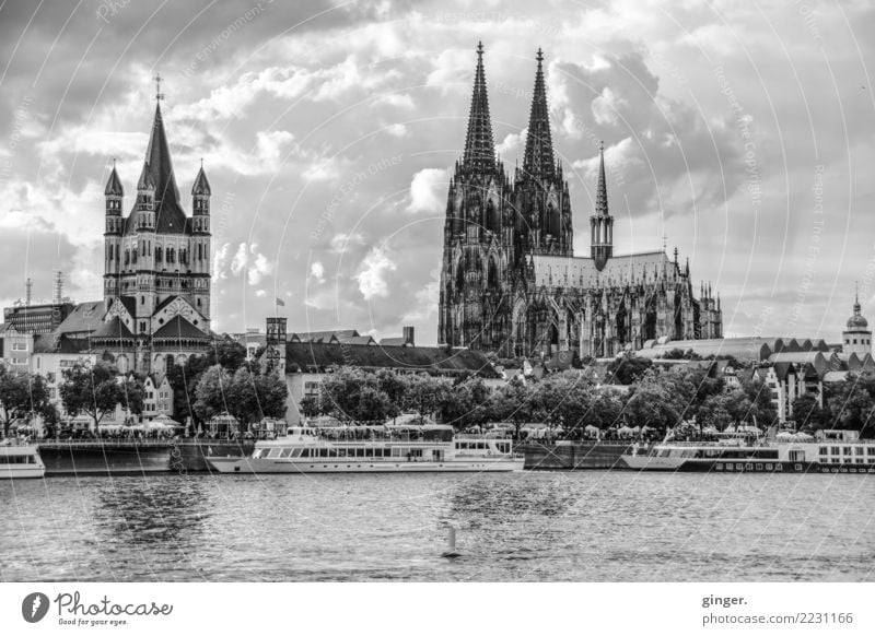 Gruß aus Köln Stadt Hafenstadt Stadtzentrum Altstadt Skyline Haus Kirche Dom Bauwerk Gebäude Architektur Sehenswürdigkeit Wahrzeichen Denkmal Kölner Dom