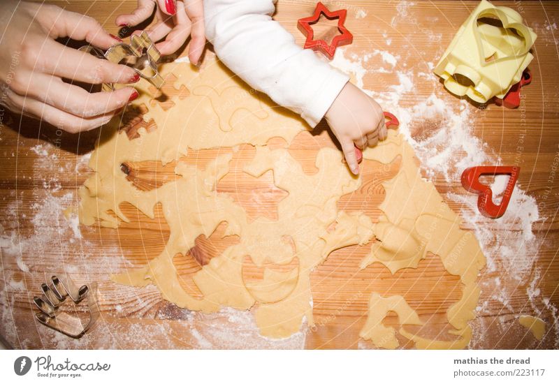 WEIHNACHTSBÄCKEREI Lebensmittel Teigwaren Backwaren Ernährung Mensch Arme Hand Finger 2 Stimmung Vorfreude Plätzchen stechen Mehl Strukturen & Formen