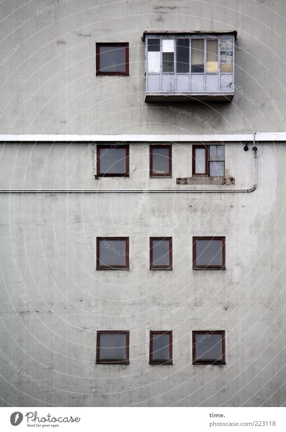 HH10.2 | Brave Heart Haus Kabel Architektur Mauer Wand Balkon Fenster Dach hängen viele grau Sicherheit Geborgenheit Ordnung Putz Leitung Rohrleitung Lagerhalle