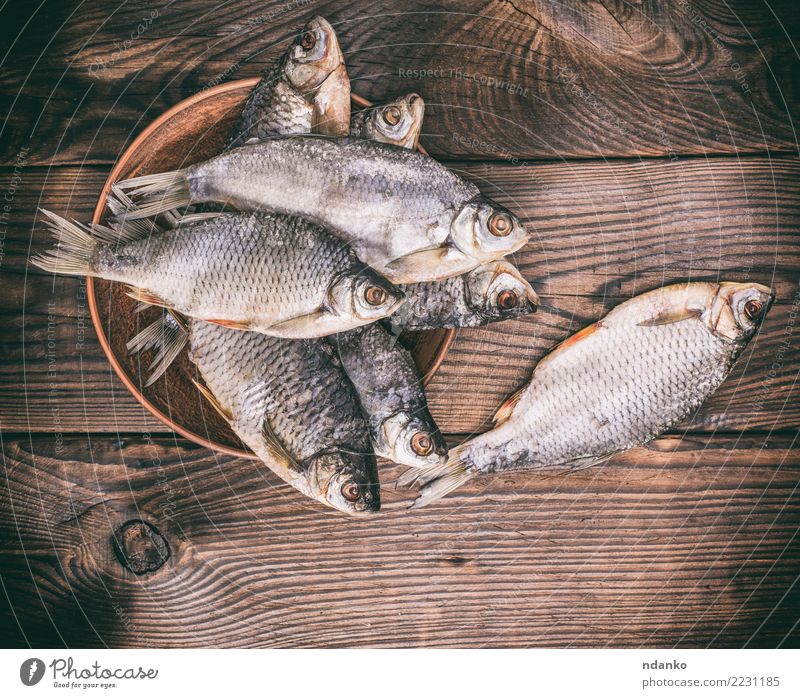 Fische, die in Skalen rammen Meeresfrüchte Teller Menschengruppe Tier Holz Essen natürlich oben braun Rotauge gesalzen Hintergrund Lebensmittel trocknen