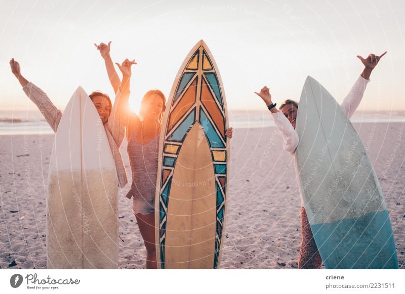 Gruppe junge erwachsene Freunde, die am Strand mit Surfbrettern nett sind Lifestyle Freude Glück Erholung Freizeit & Hobby Ferien & Urlaub & Reisen Sommer