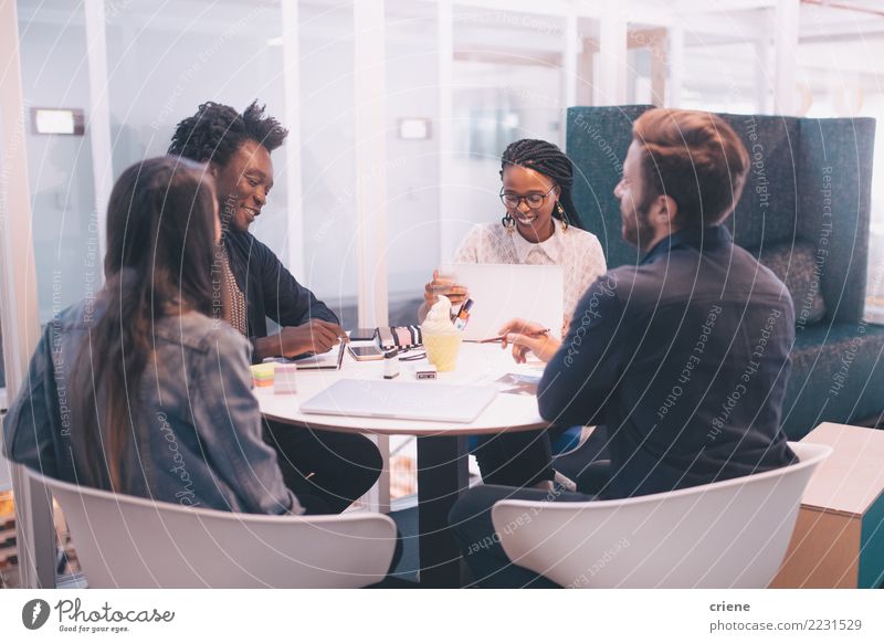 Gruppe Wirtschaftler in der Sitzung Erfolg Praktikum Arbeit & Erwerbstätigkeit Arbeitsplatz Büro Business Mittelstand sprechen Team Notebook feminin Frau