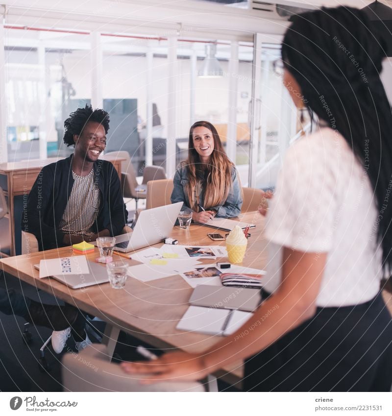 Startbüroteam im Konferenzzimmer in einer Unterhaltung Lifestyle Tisch Erfolg Praktikum Arbeit & Erwerbstätigkeit Büro Business Sitzung sprechen Mensch feminin